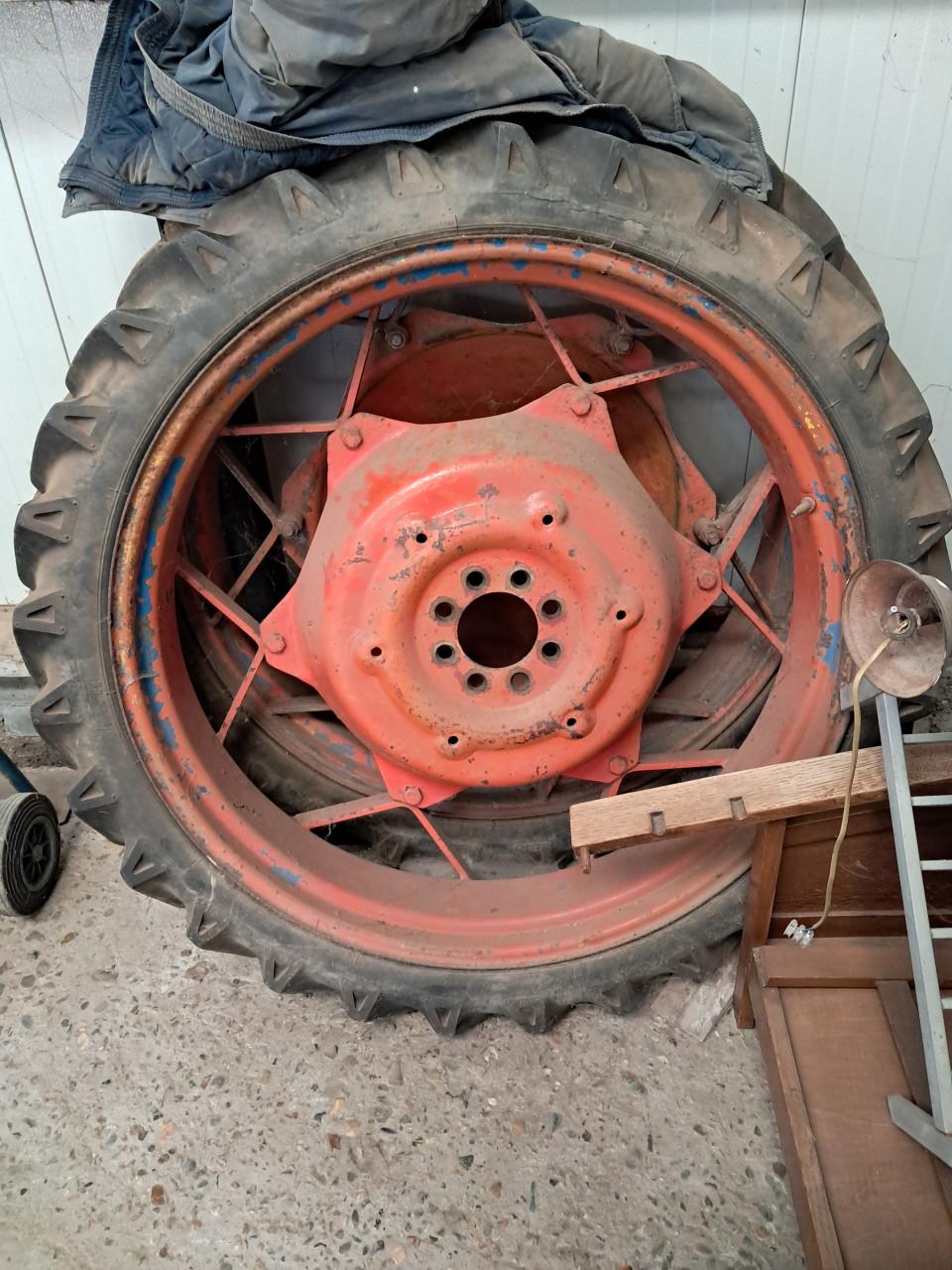 Diverse landbouw werktuigen en toebehoren, alles moet weg..