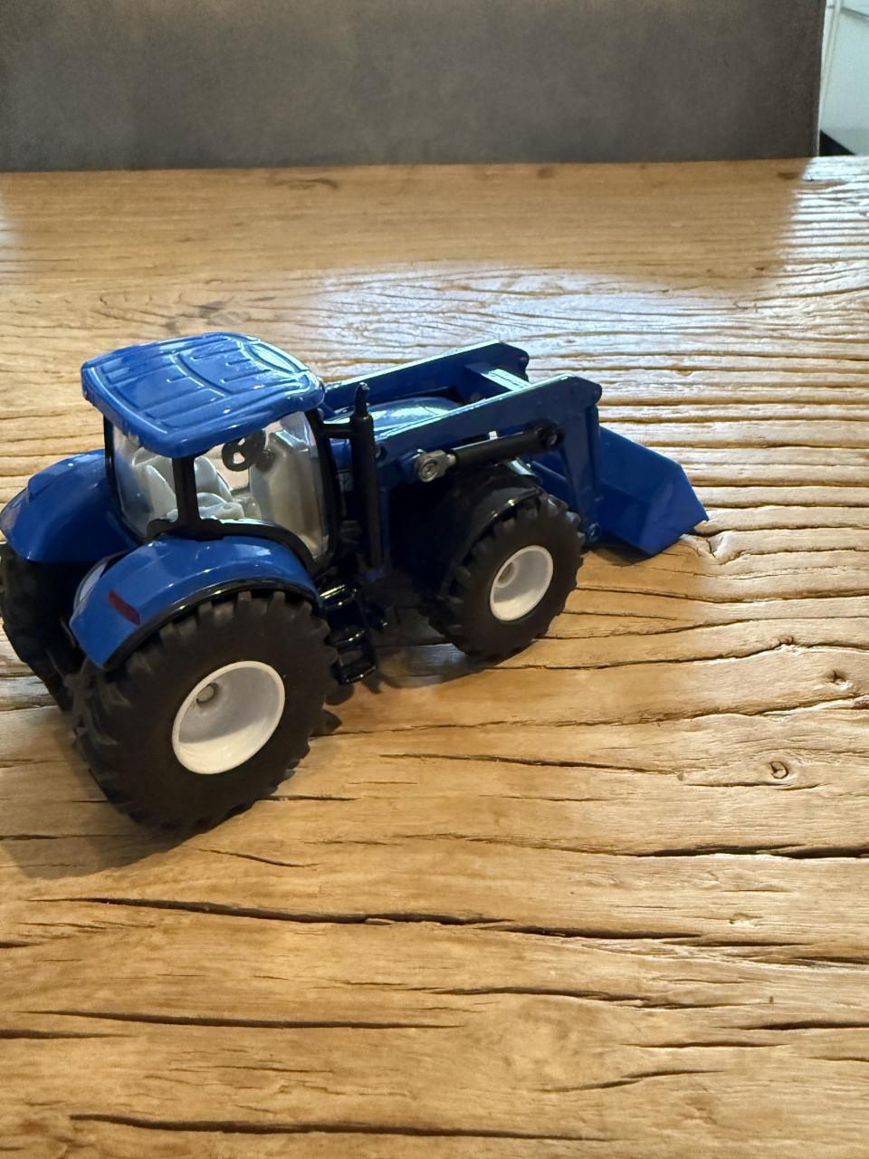 Siku 1986 New Holland T7070 met voorlader - 1:50