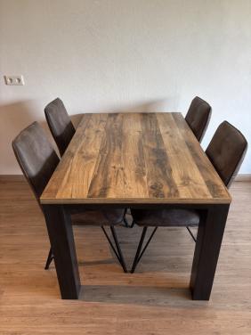 Mooie eettafel met vier stoelen, zo goed als nieuw!!