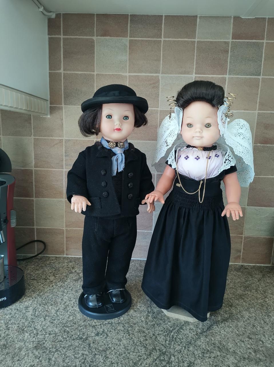 2 prachtige poppen met Walcherse klederdracht. Staart muts, Zeeland