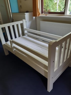 Stevig kinderbedje te koop.