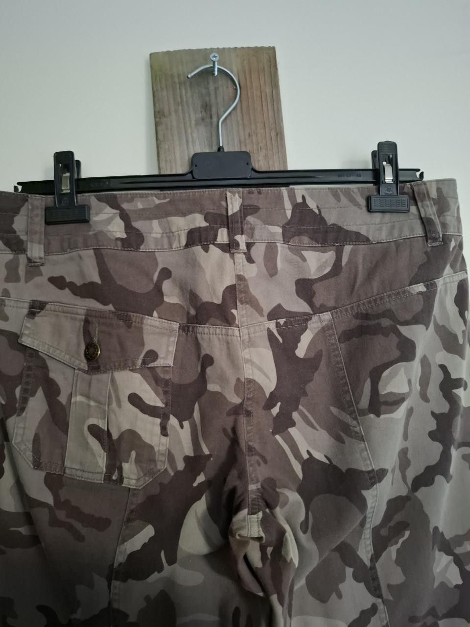 Camouflagebroek met borduursel. Maat 44. Nieuw