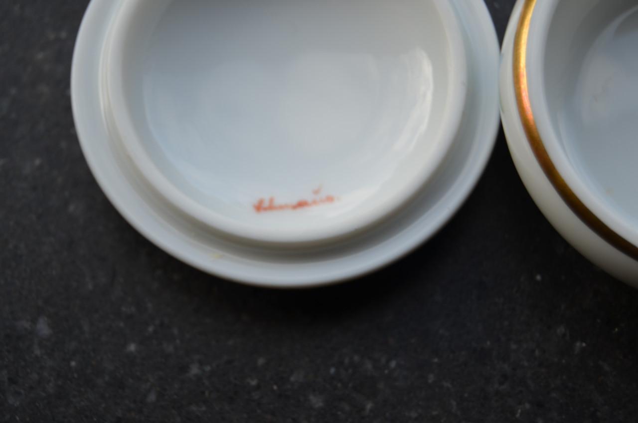 Porseleinen dekseldoosje in prima staat gemerkt