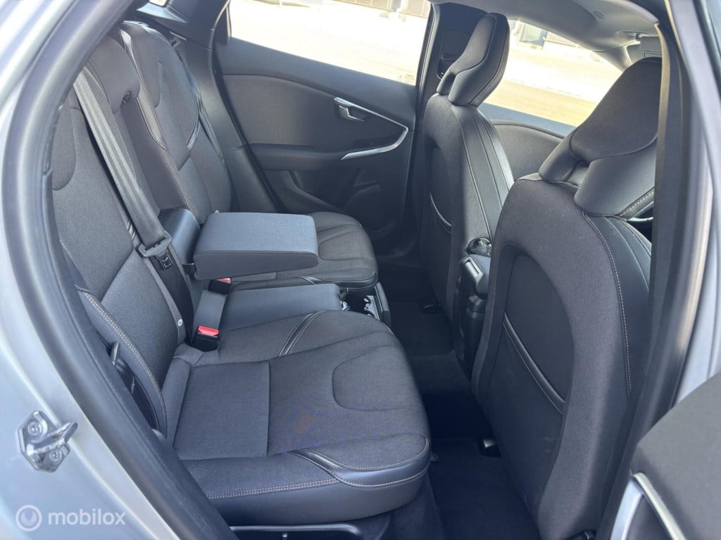 Volvo V40 cross country 2.0 t3 momentum