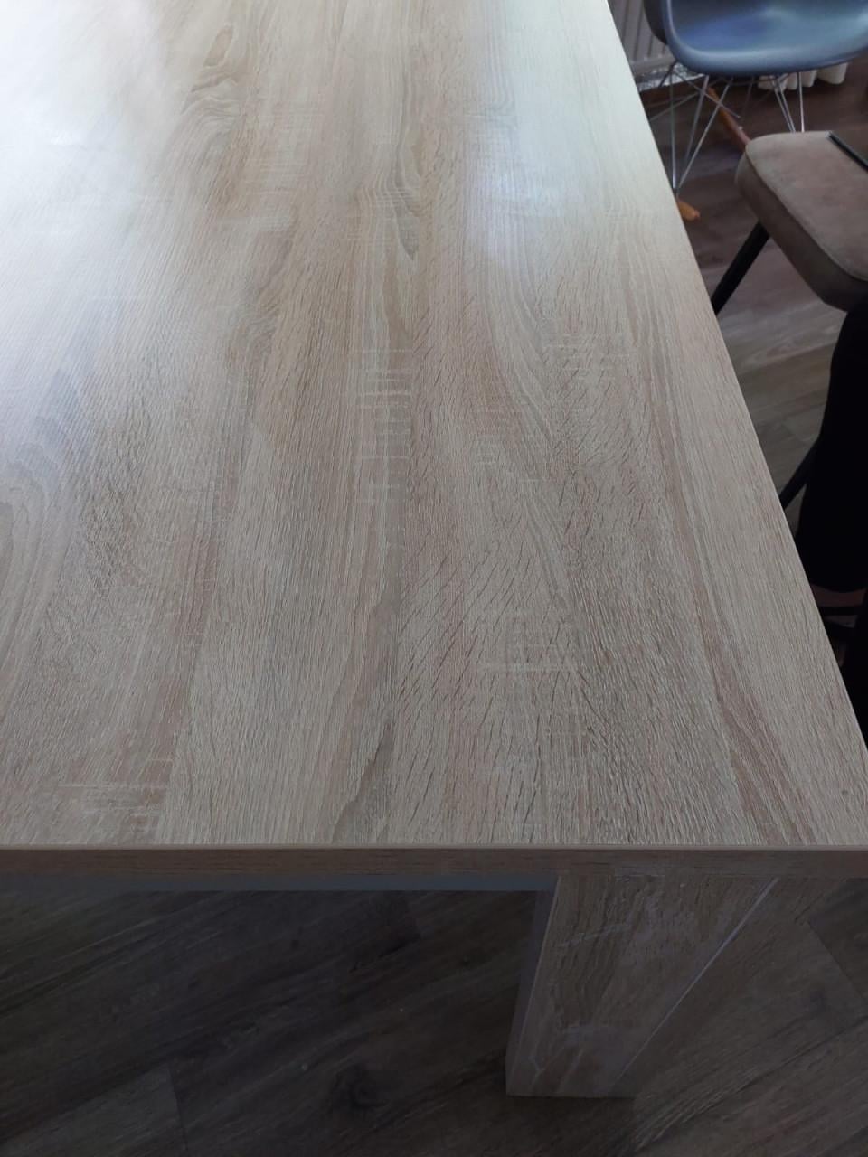 Salontafel met twee blauwe stoelen