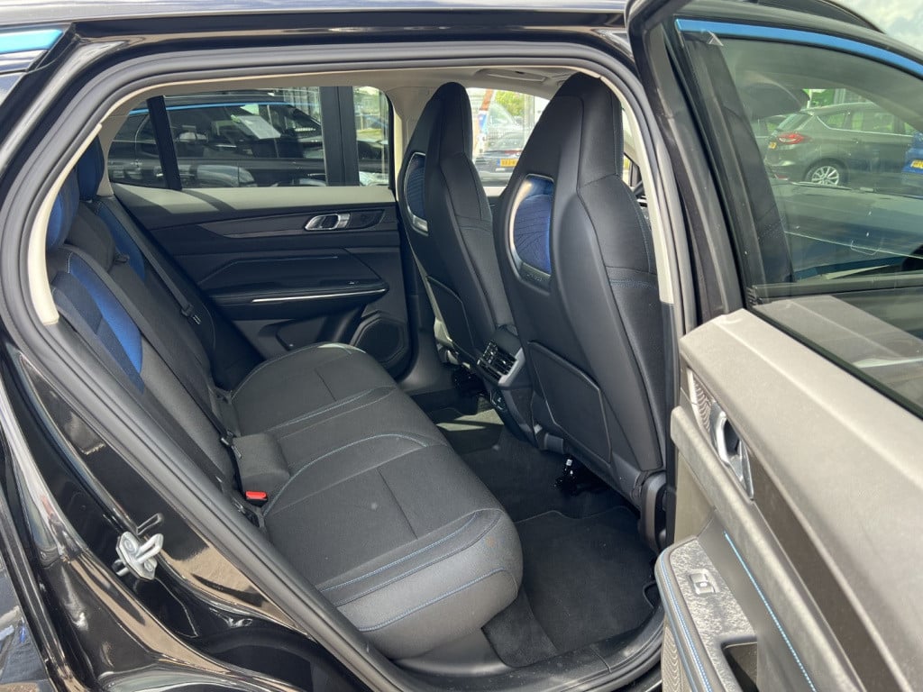 Lynk & Co 01 1.5 261pk phev plug in hybrid ,trekhaak , pano dak,car play