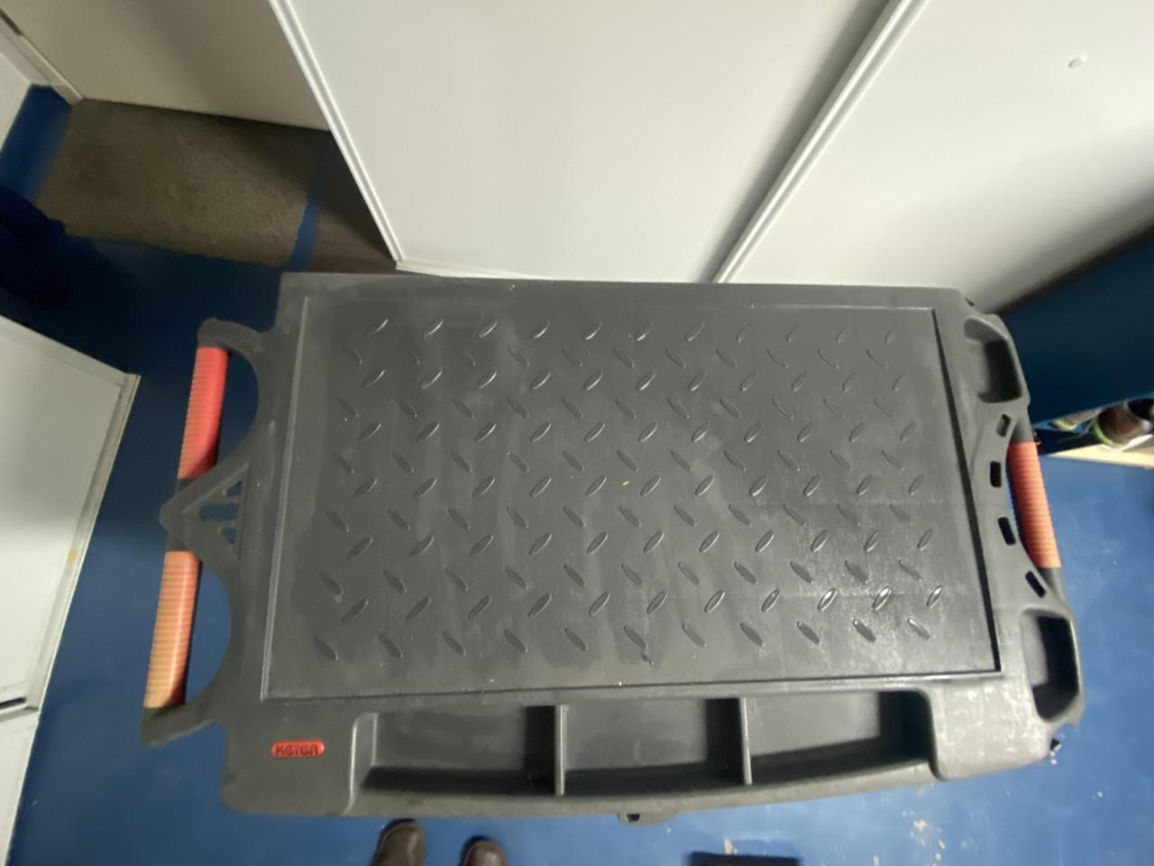 Materiaal kast op wielen