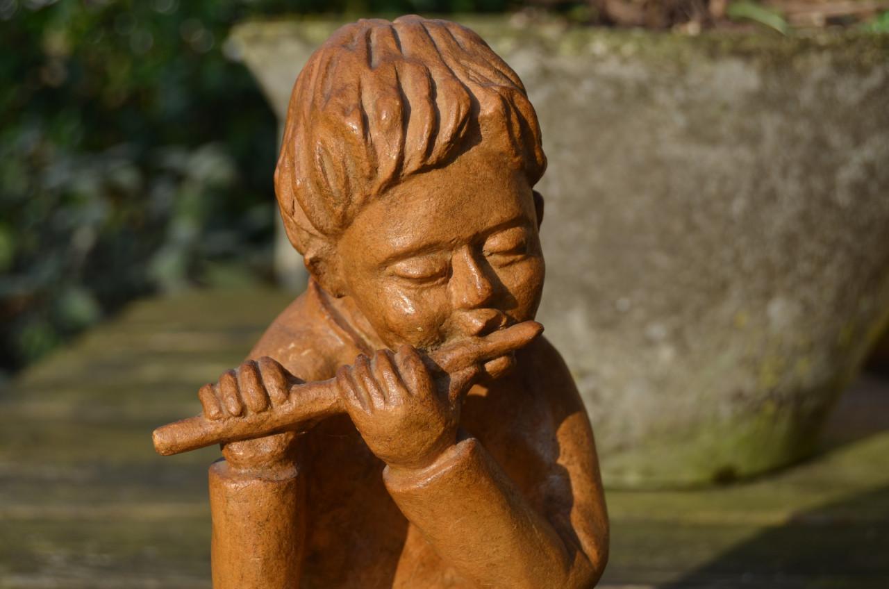 Beeldje fluitspelend kind papier maché???