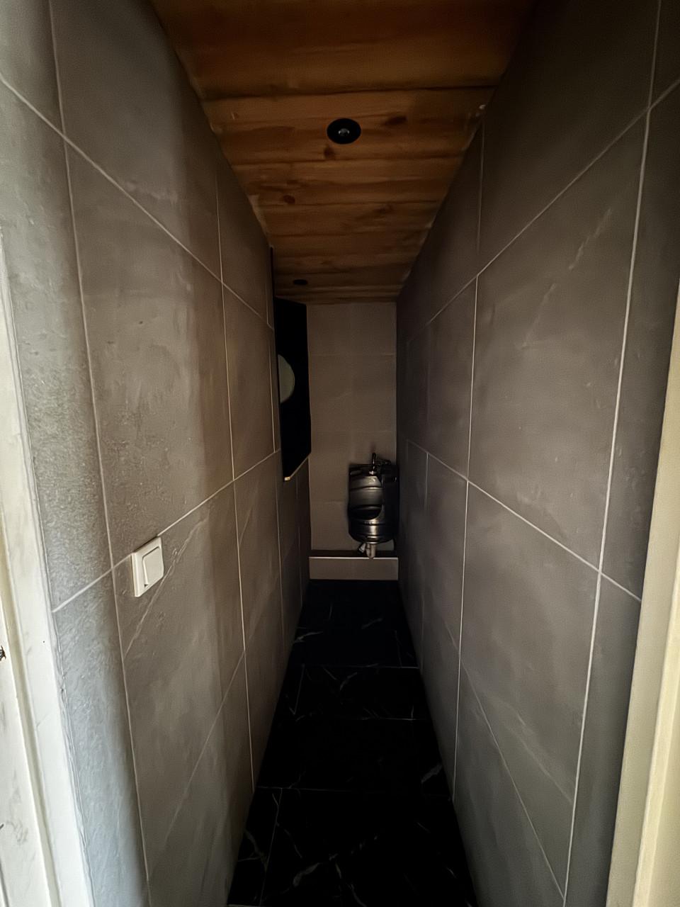 Grote Blokhut zelf afbreken en meenemen.