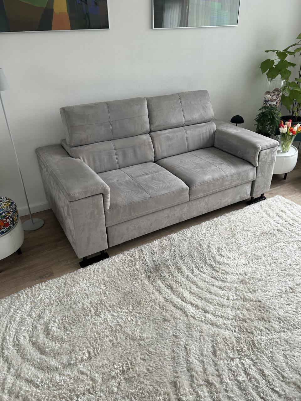 2/3 zitbank met uitschuifbed en verstelbare hoofdsteunen