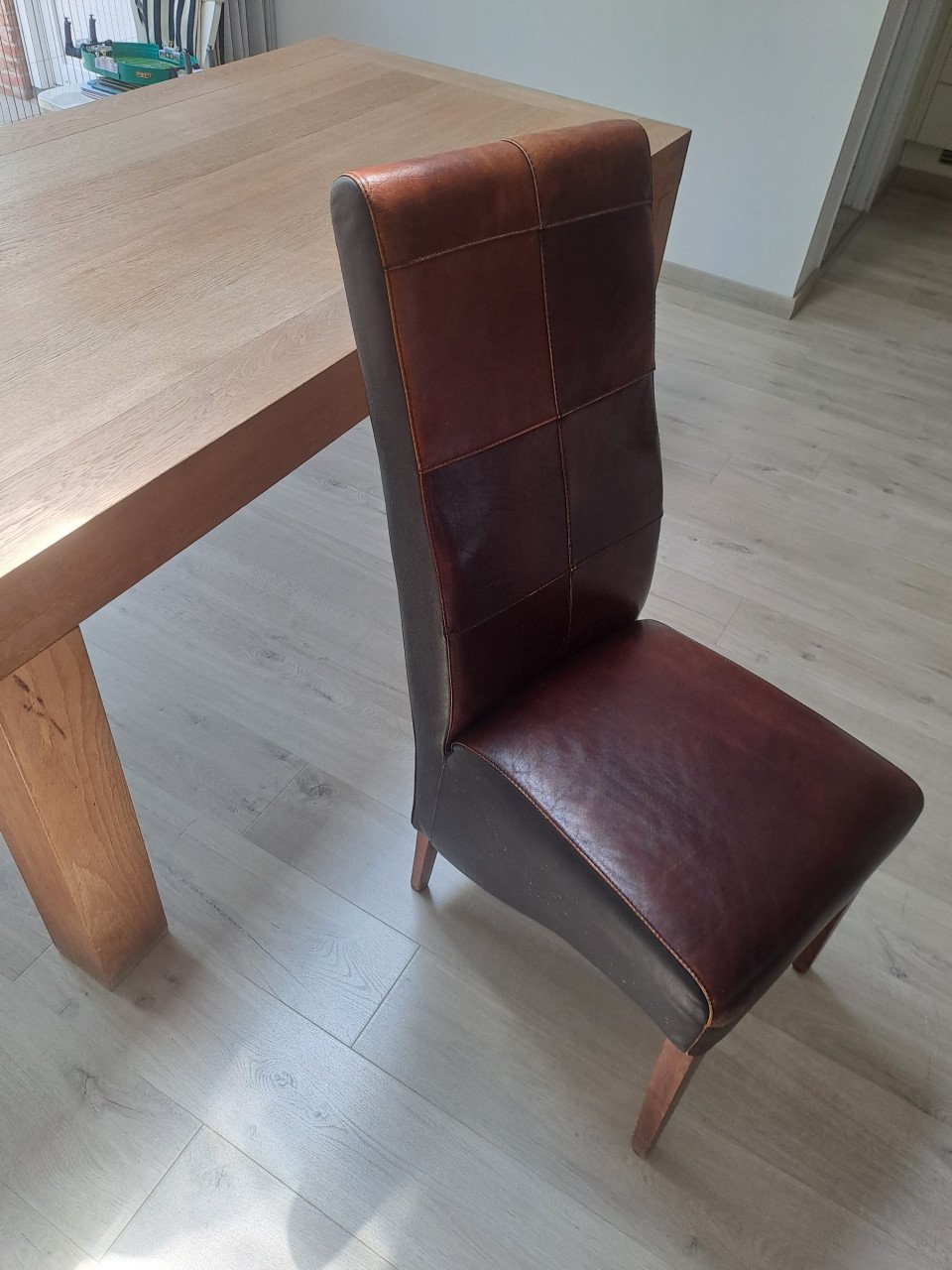 Eettafel evt met 6 leren stoelen