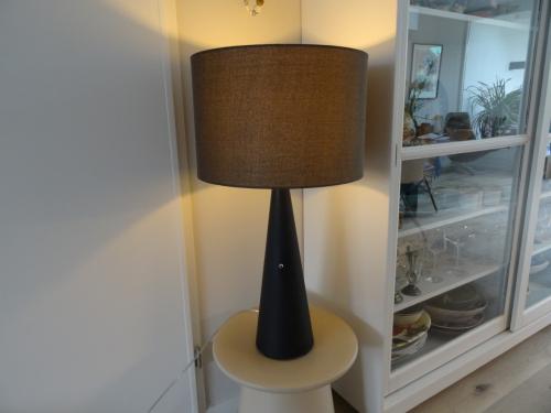 Fraaie tafellamp, bruine stoffen kap en zwart onderstel