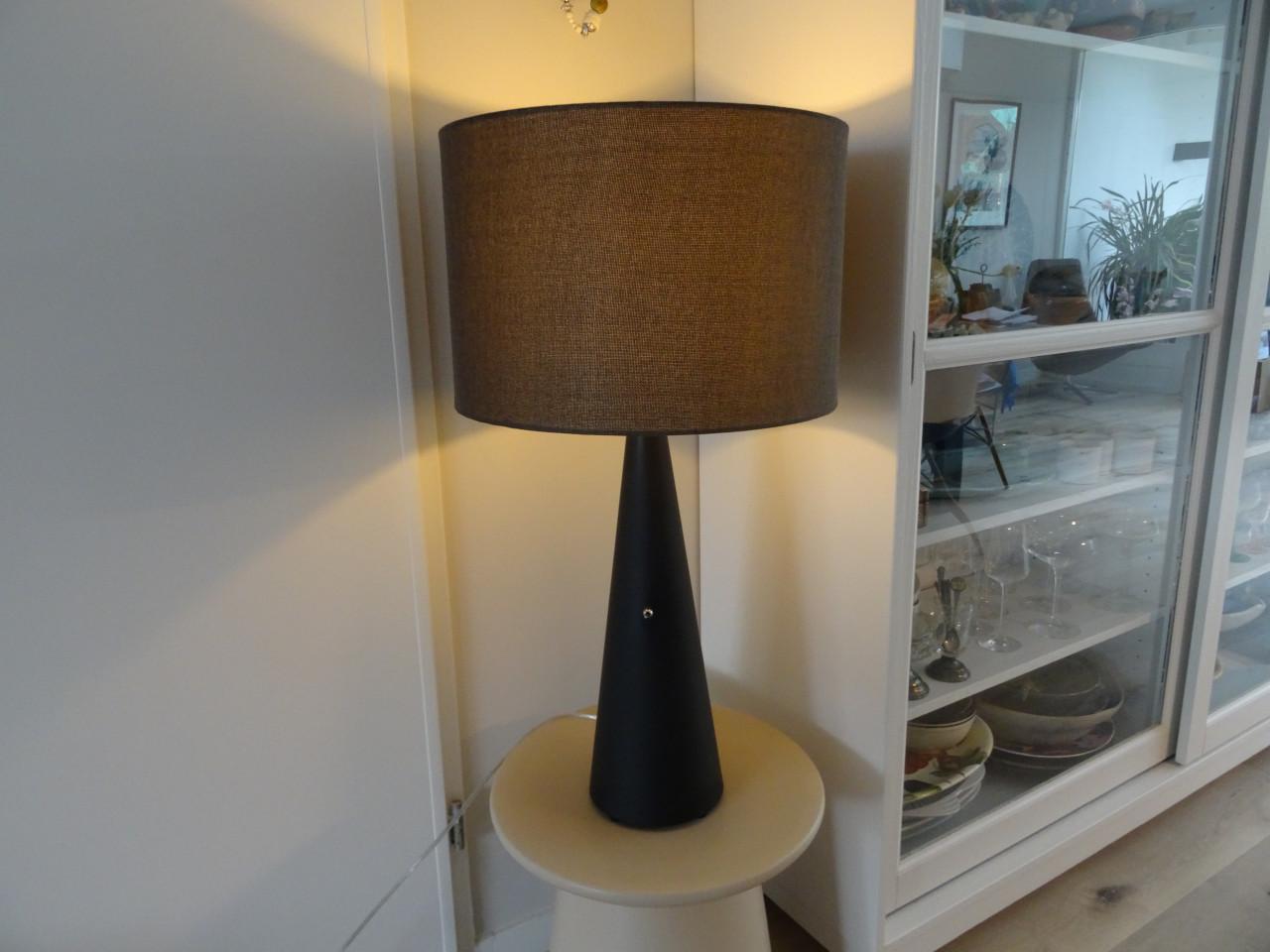 Fraaie tafellamp, bruine stoffen kap en zwart onderstel