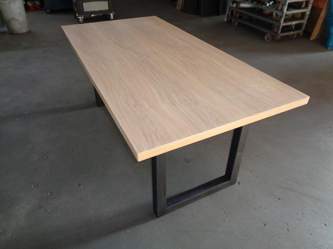 Meerdere nieuwe eetkamer tafels , industrieel .