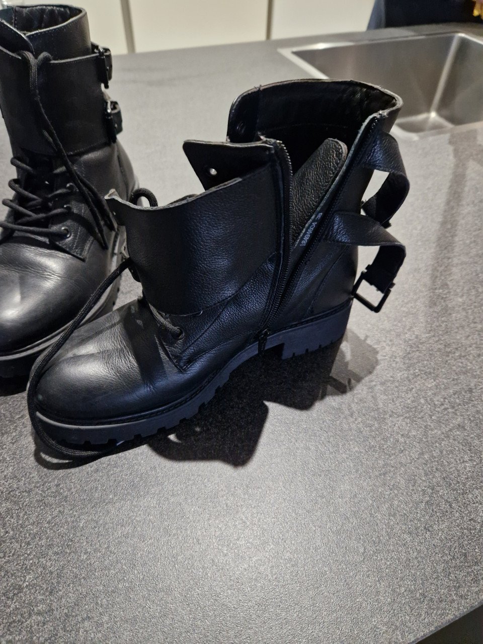 Wandelschoenen zwart maat 38.