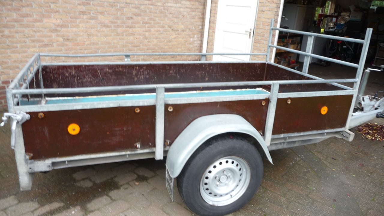TE KOOP GEREMDE AANHANGER ENKELASSER merk HAPERT met KENTEKEN