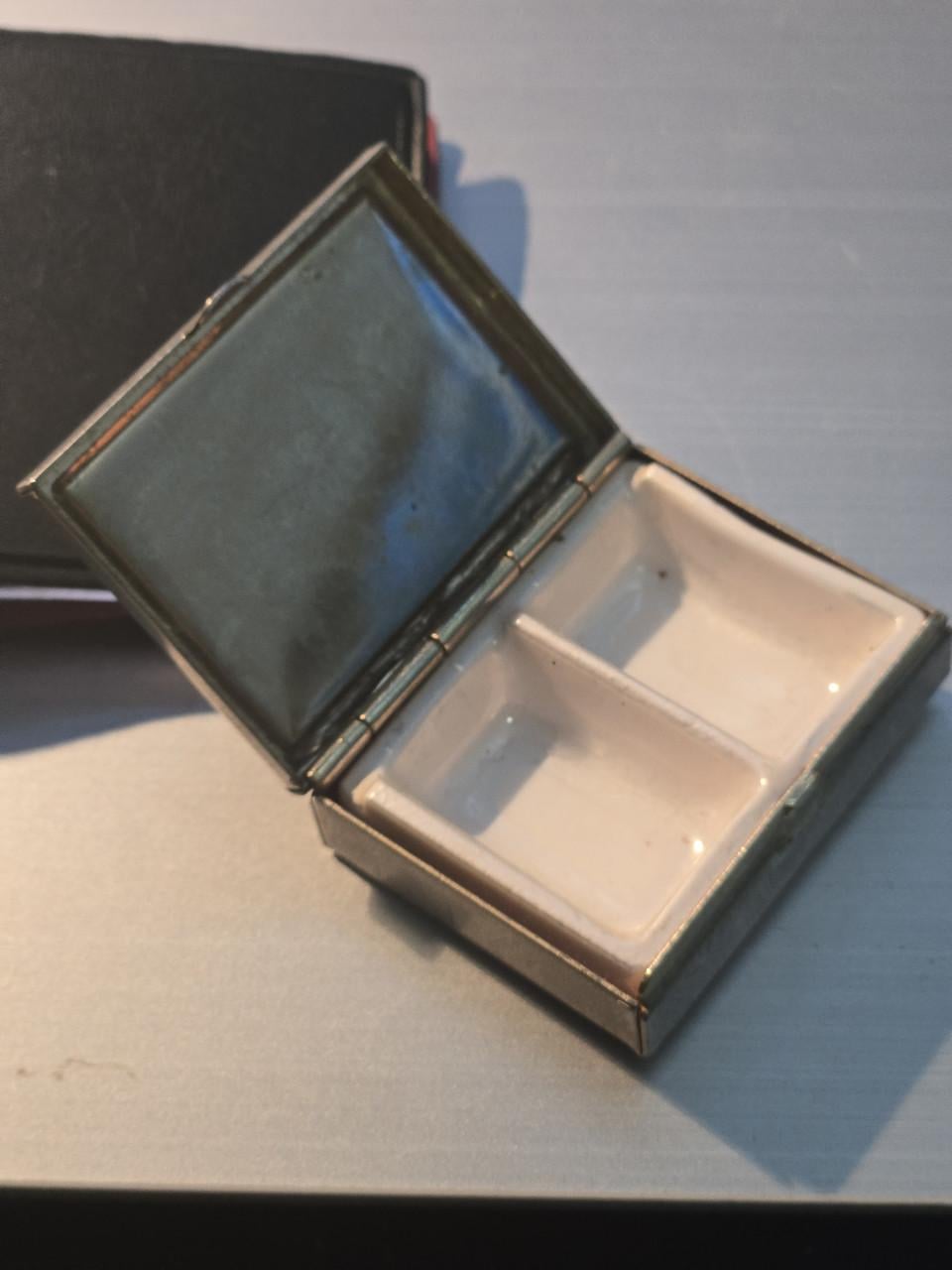Elegant pillendoosje met emaille deksel en witte bloem