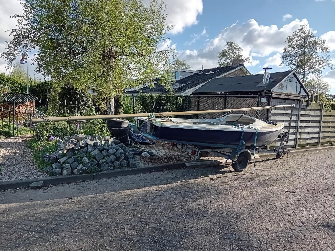 Zeilboot met trailer.