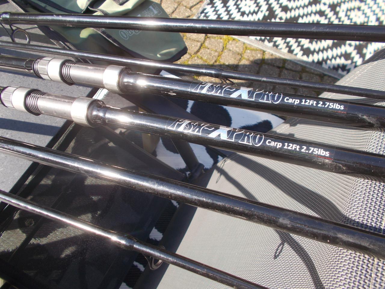 2 karperhengels  met hengelfoudraal voor opgetuigde hengels