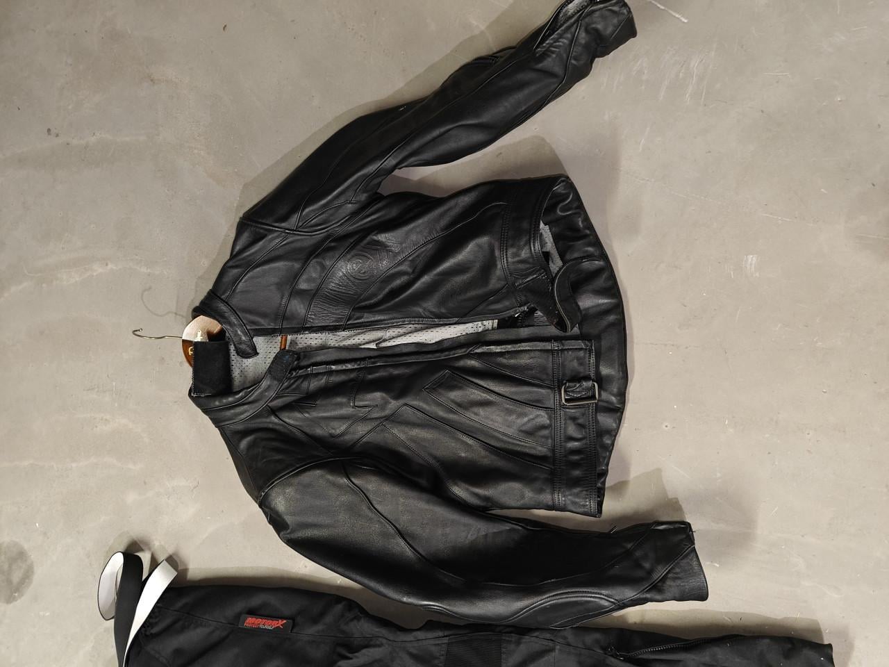 Complete Motoroutfit: Leren Jas, Broek, Handschoenen & Tas