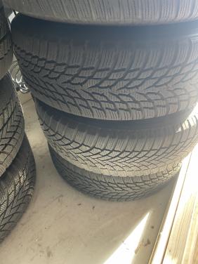 Auto banden met velg en wieldoppen