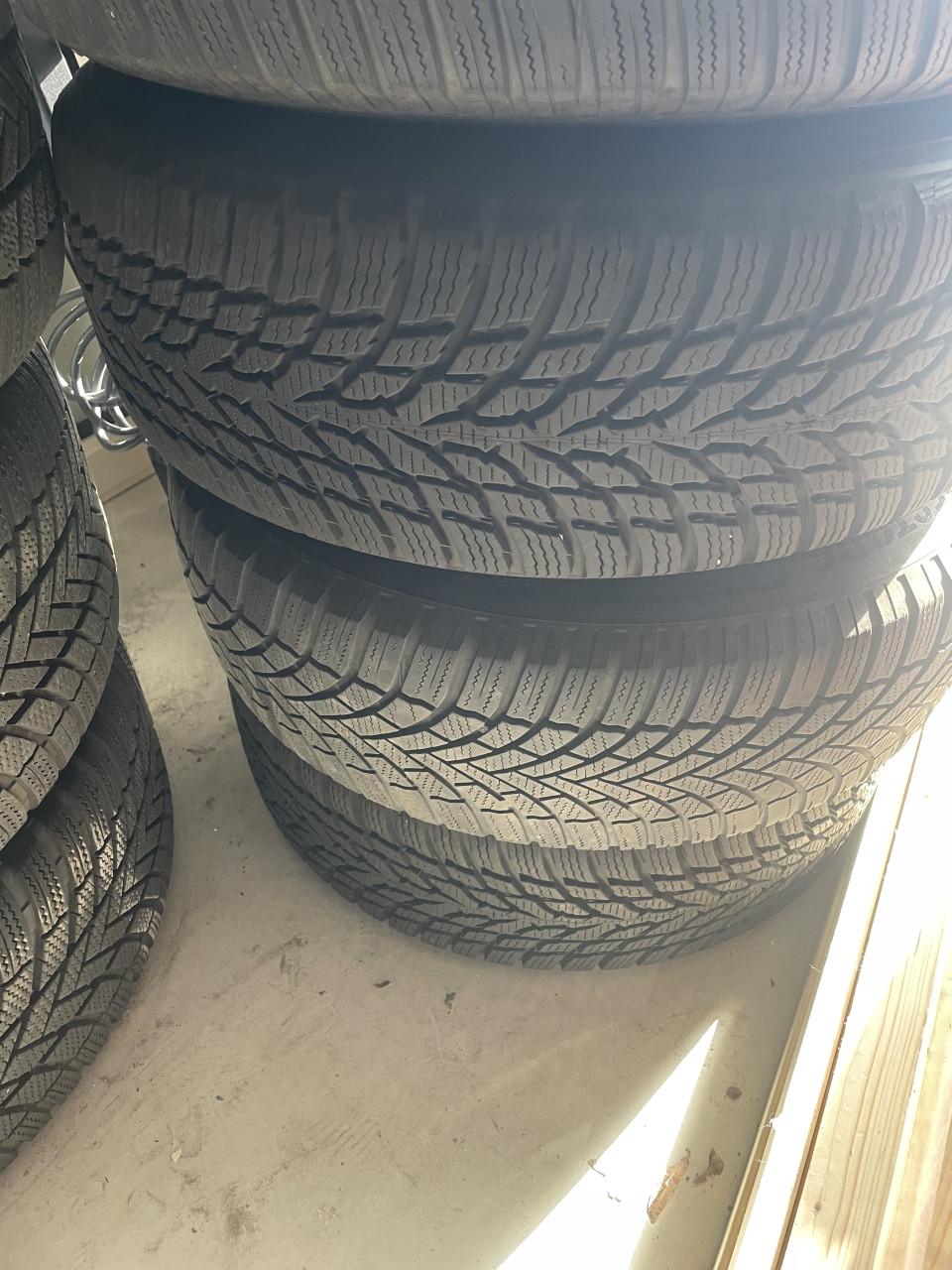 Auto banden met velg en wieldoppen