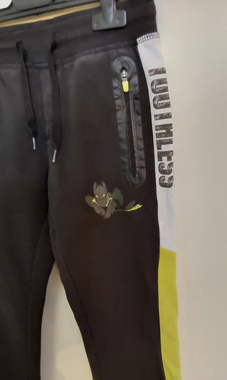 Huispak met de draak toothless erop van het merk C&A in maat 122