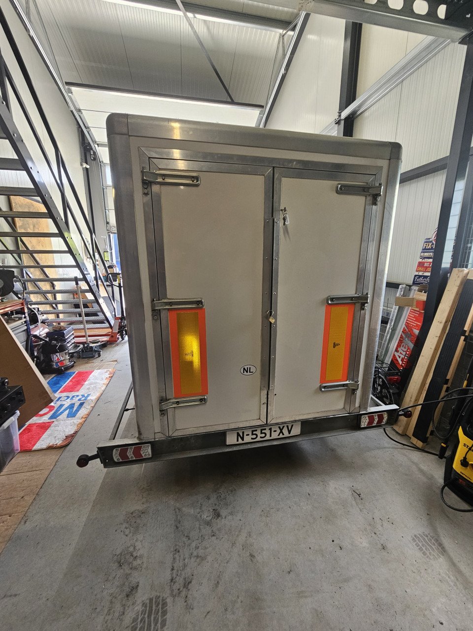 Trailer van 2018, opbouw 4 meter, zo goed als nieuw.