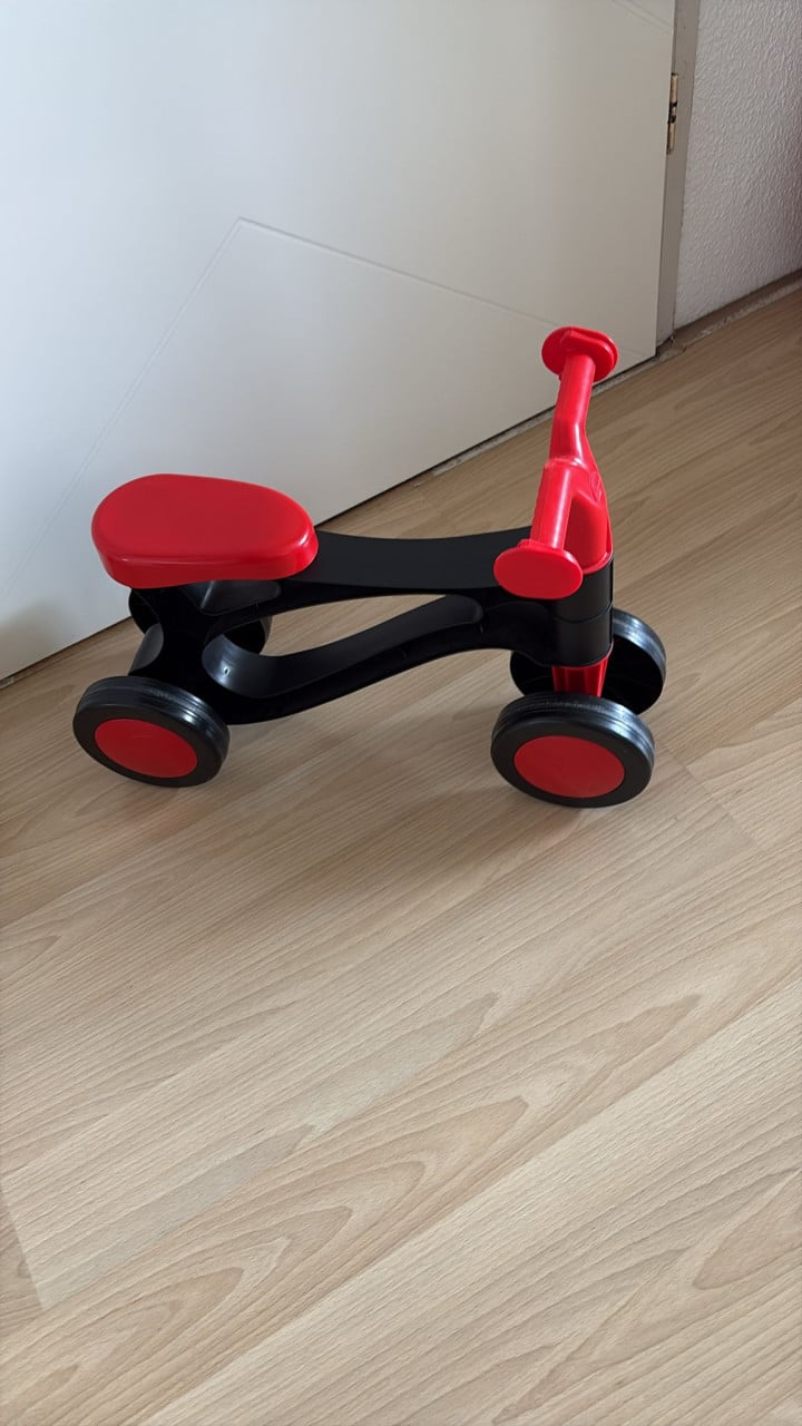Loopfietsje rood zwart