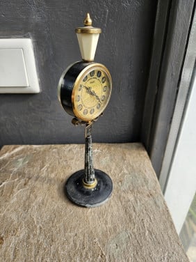 Prachtige kleine Rhythm Moulin Rouge tafelwekker met straatlantaarn...