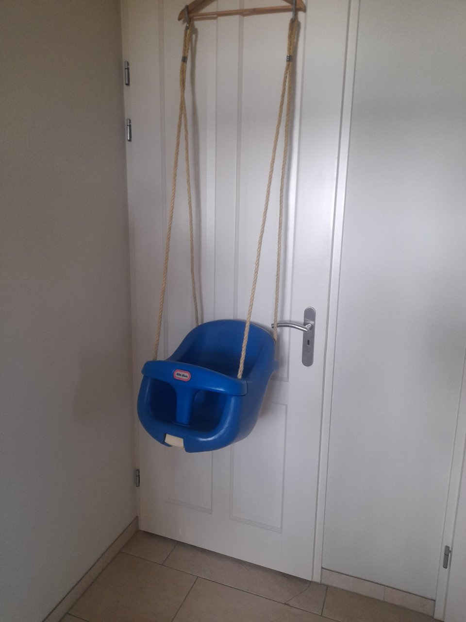 Baby schommel van little tikes met gordel ( in goede staat )