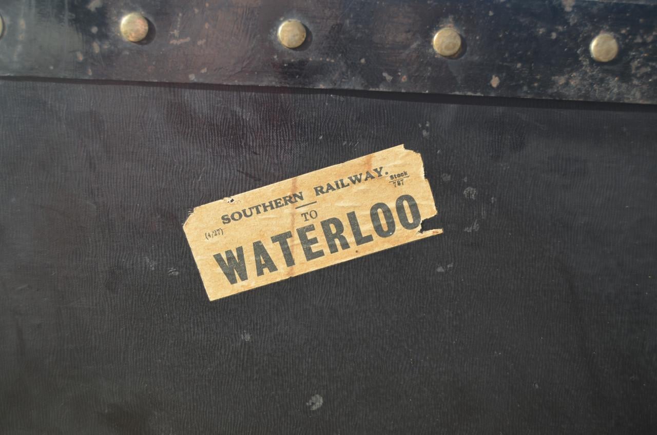 Fraaie antieke (houten?) reiskoffer met goed beslag