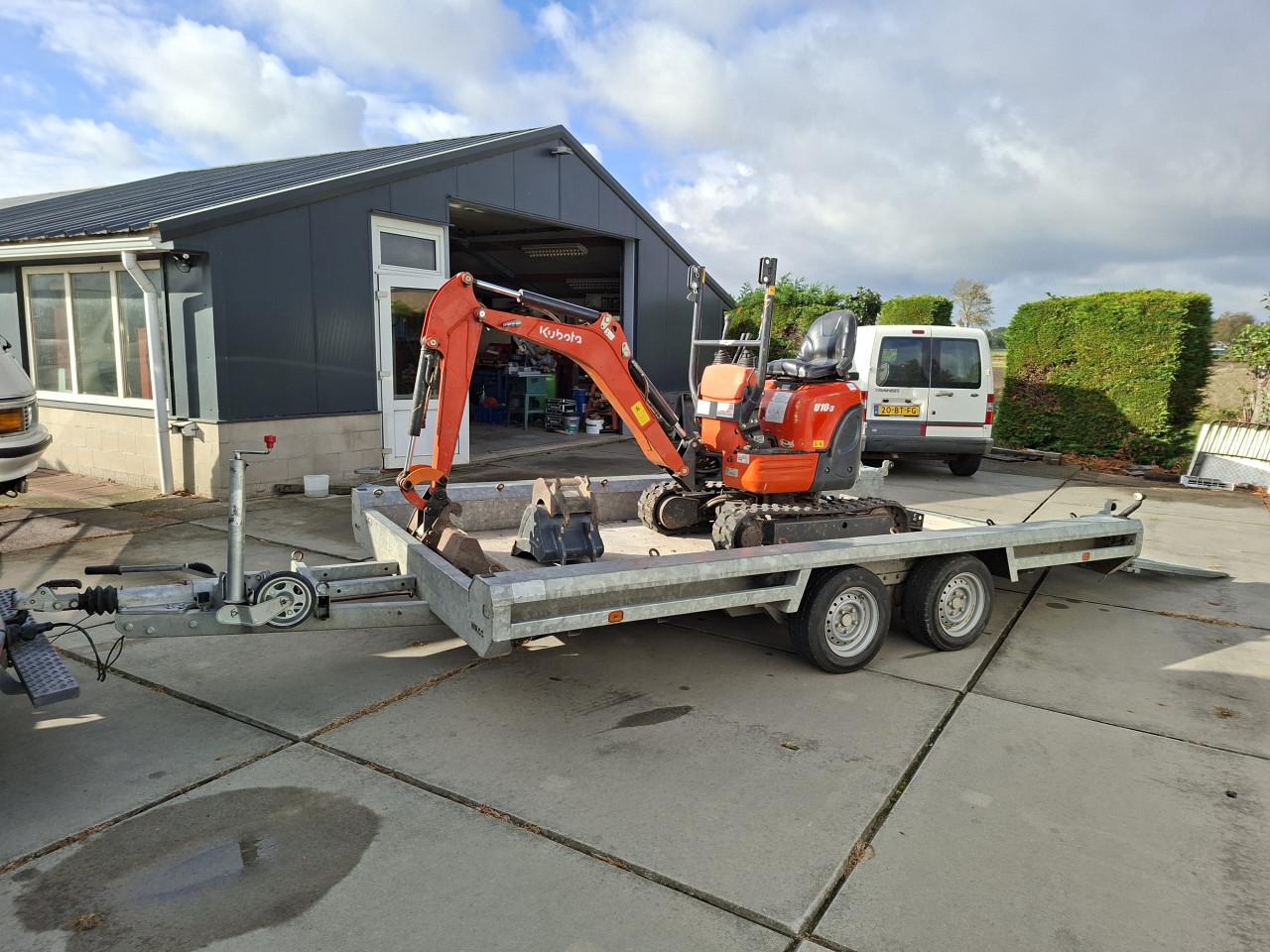 Gratis tuingrond wordt met minikraan geladen in Kloetinge