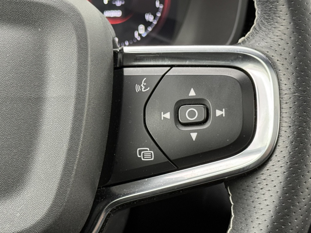 Volvo XC40 t5 262pk recharge r-design | full options !