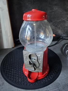 Vintage kauwgomballenautomaat van metaal en glazen bol