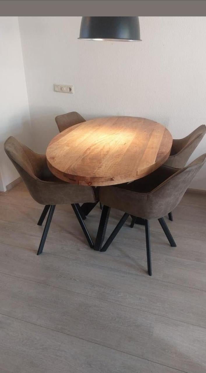 Eettafel en stoelen