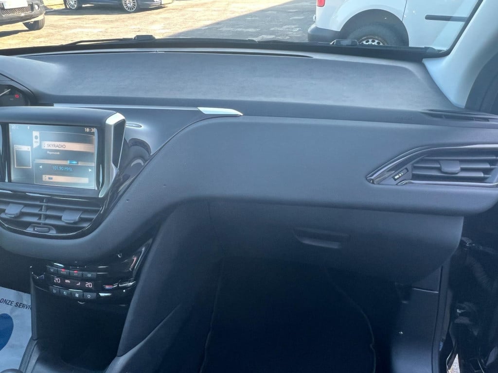 Peugeot 208 1.2 vti envy, navi, trekhaak enz...