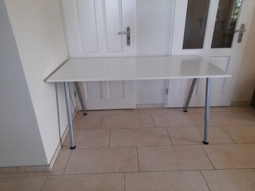 Wit bureau 80 x 160 (in goede staat ) in hoogte verstelbaar tot 1meter hoog