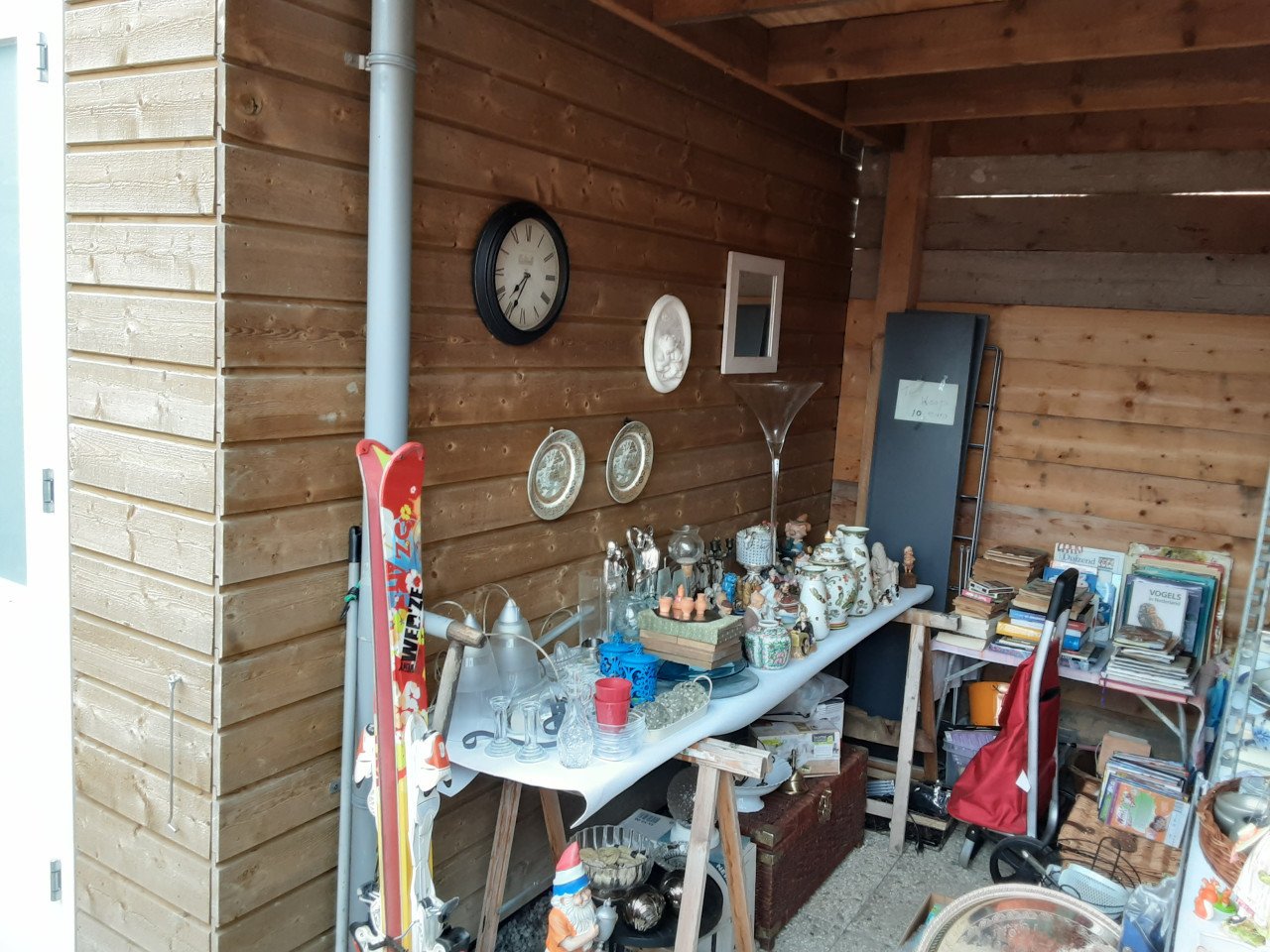 Schuurverkoop heel veel spullen   ook kleding