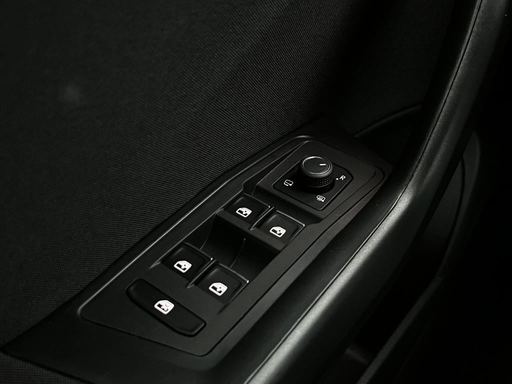 Volkswagen T-roc 1.5 tsi sport automaat | apple/ android carplay | climate 