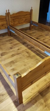 2x grenen bed ombouw 90 x 200 (zonder bedbodem of matras)