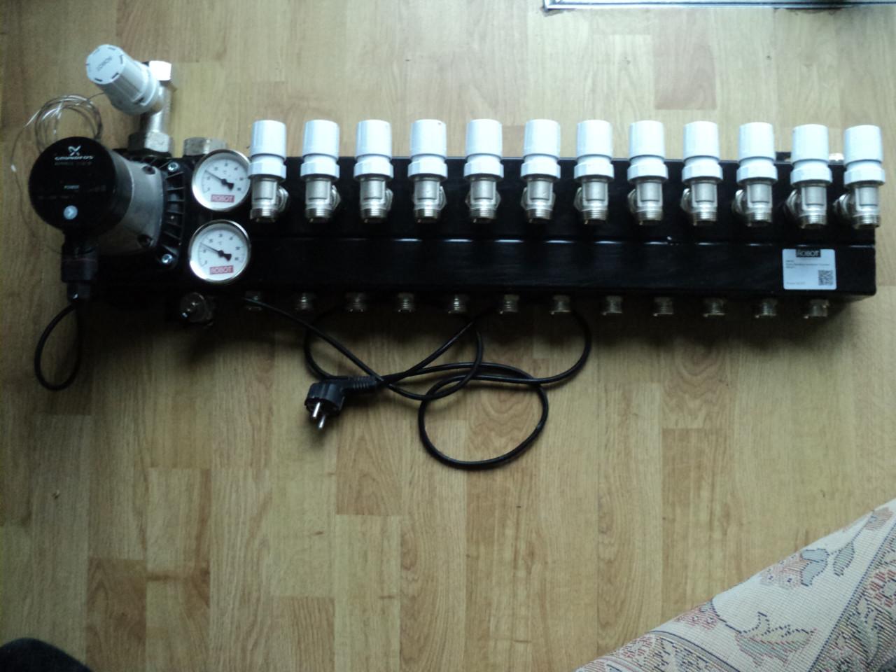 Vrijwel nieuwe 12 groep verdeler vloerverwarming ENERGI ZUINIG