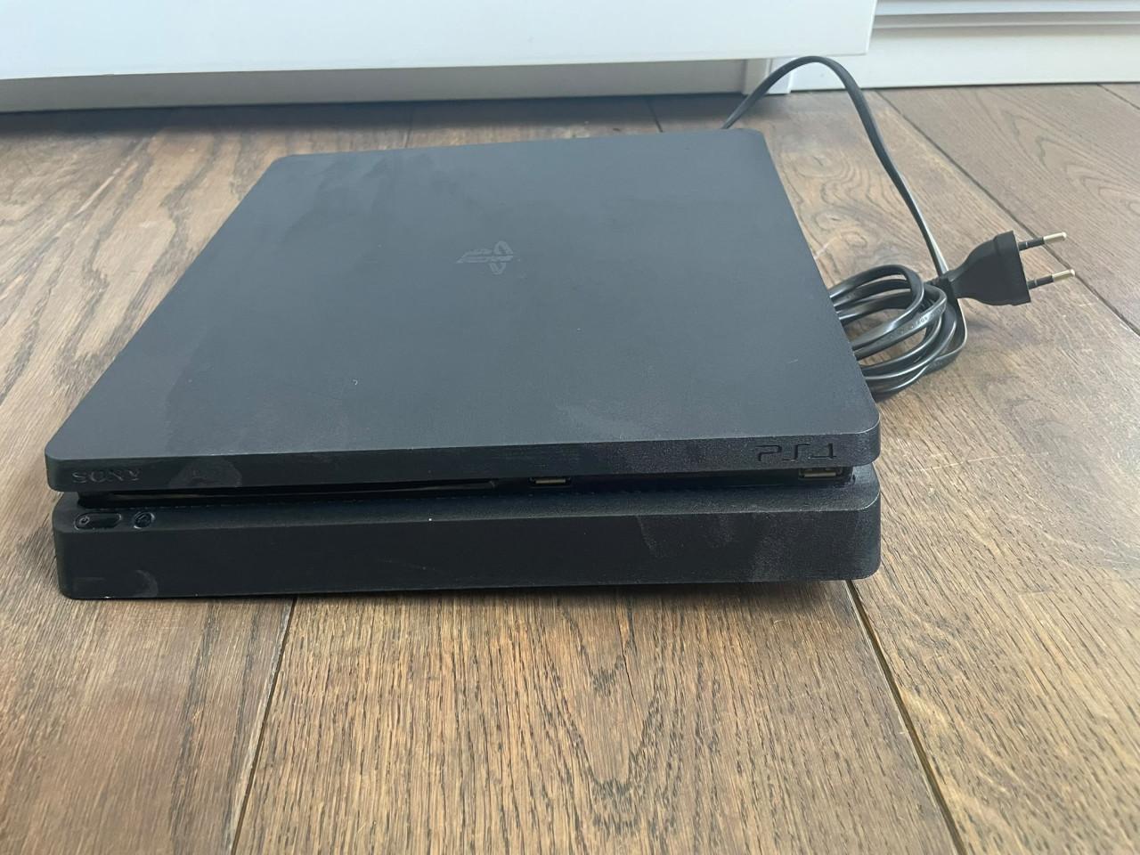 🎮 PS4 Slim + 2 controllers + FC 26 + FIFA 21