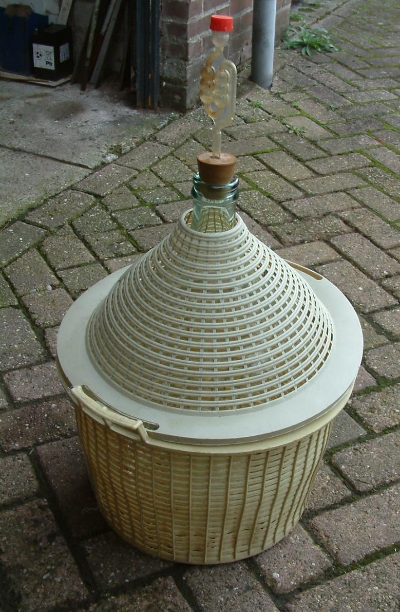 Gistings fles met mand en waterslot  25 liter