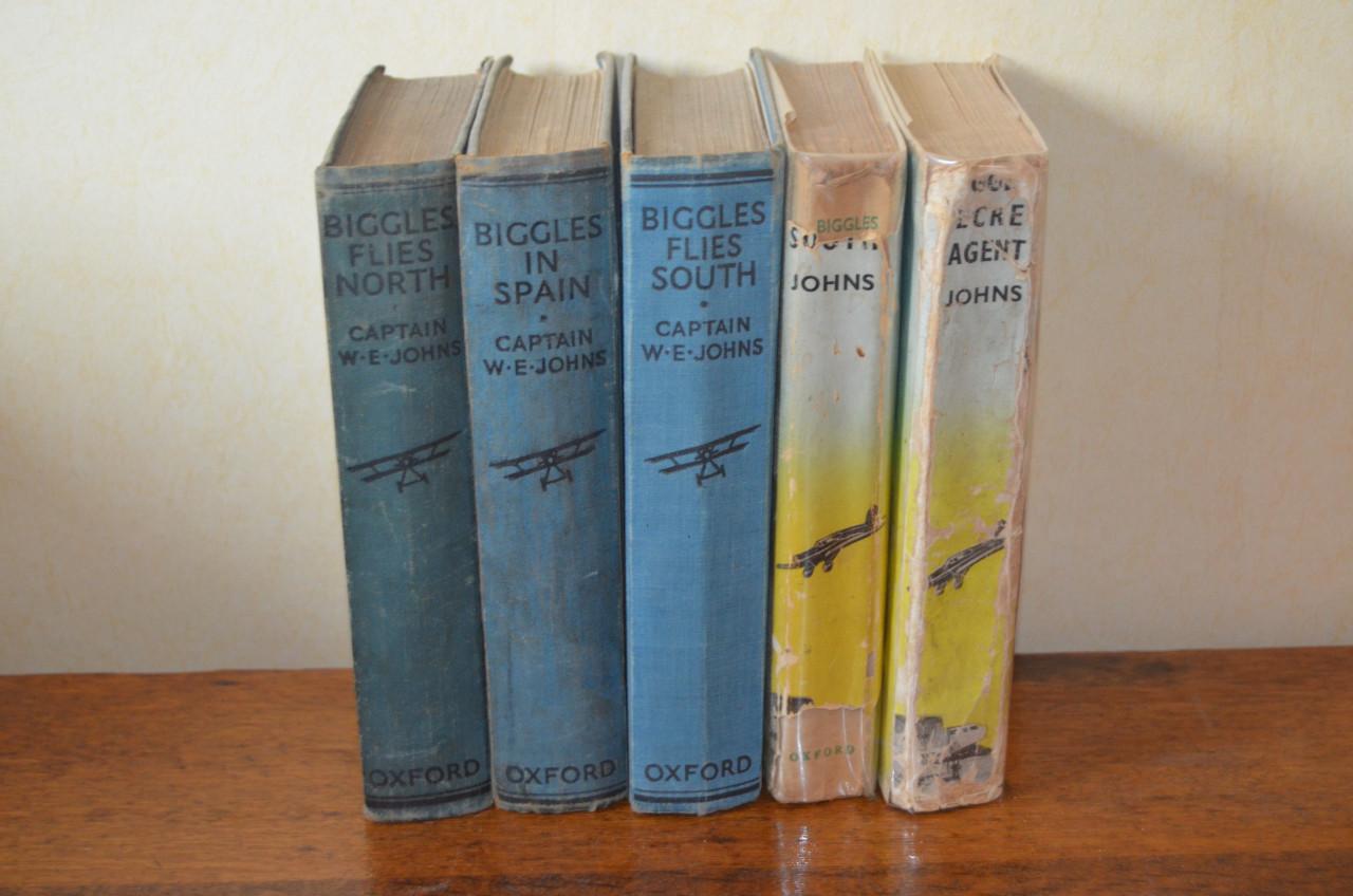 Diverse 'Pyramid' Biggles 80 - 90 jaar oud!