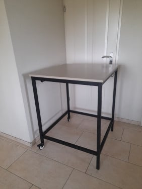 Stevige Statafel / Vergadertafel met wielen  80 x 80 x 102H  z,g,a,n,