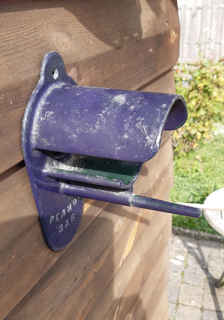 Pindakaaspothouder met zitstokje, metaal