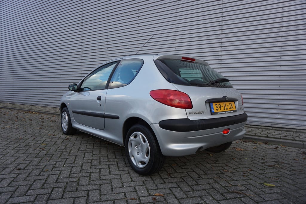 Peugeot 206 1.4 xt automaat - elektr. ramen / nieuwe apk!