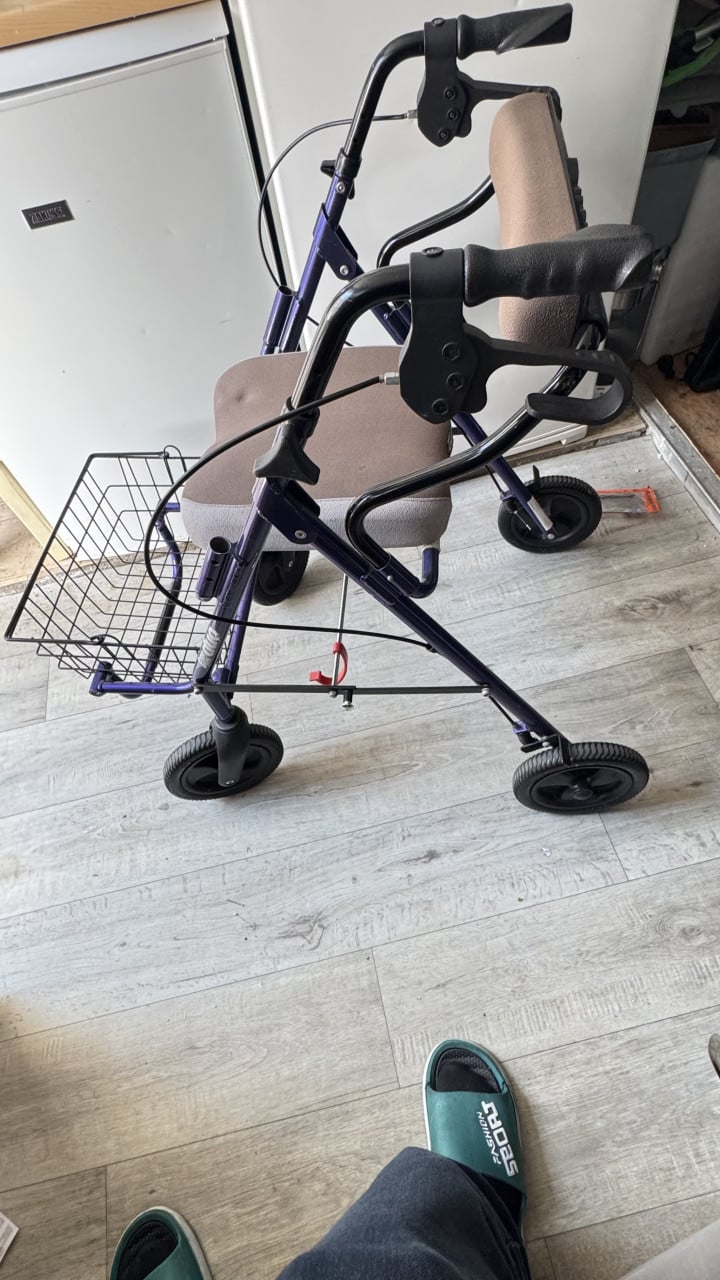 Rollator en rolstoel in 1