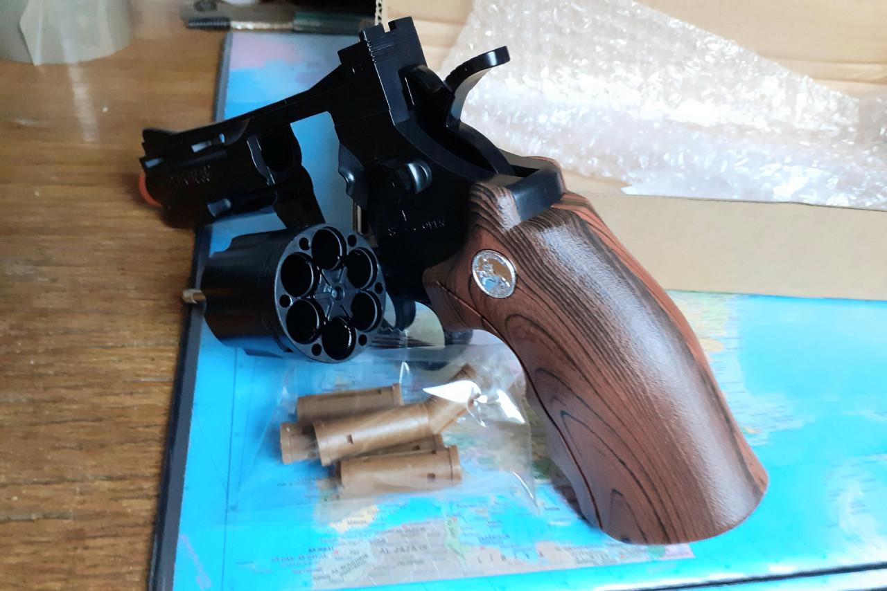Revolver Speelgoed  24 cm lang en mooi en van plastic